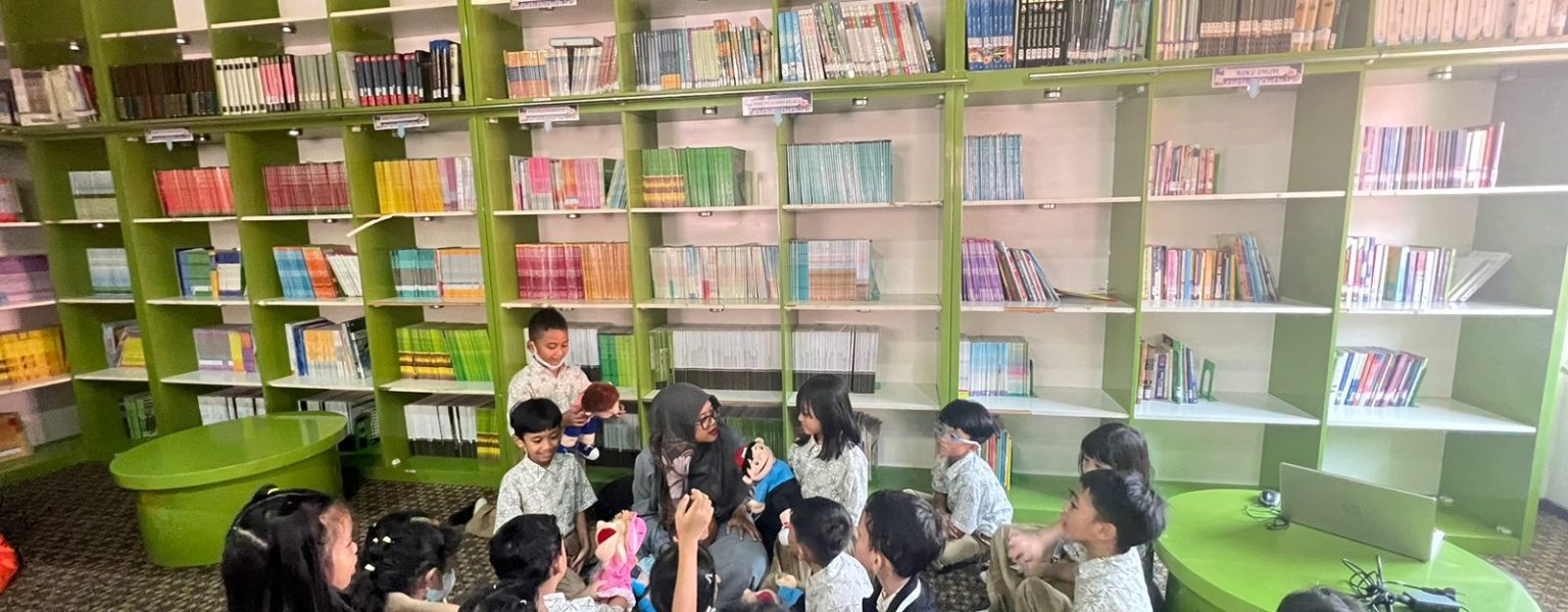 1.7.2. Perpustakaan memfasilitasi kegiatan mendongeng2
